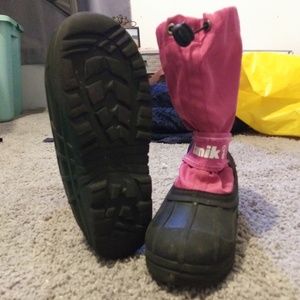 Children's size 3 Snowboots